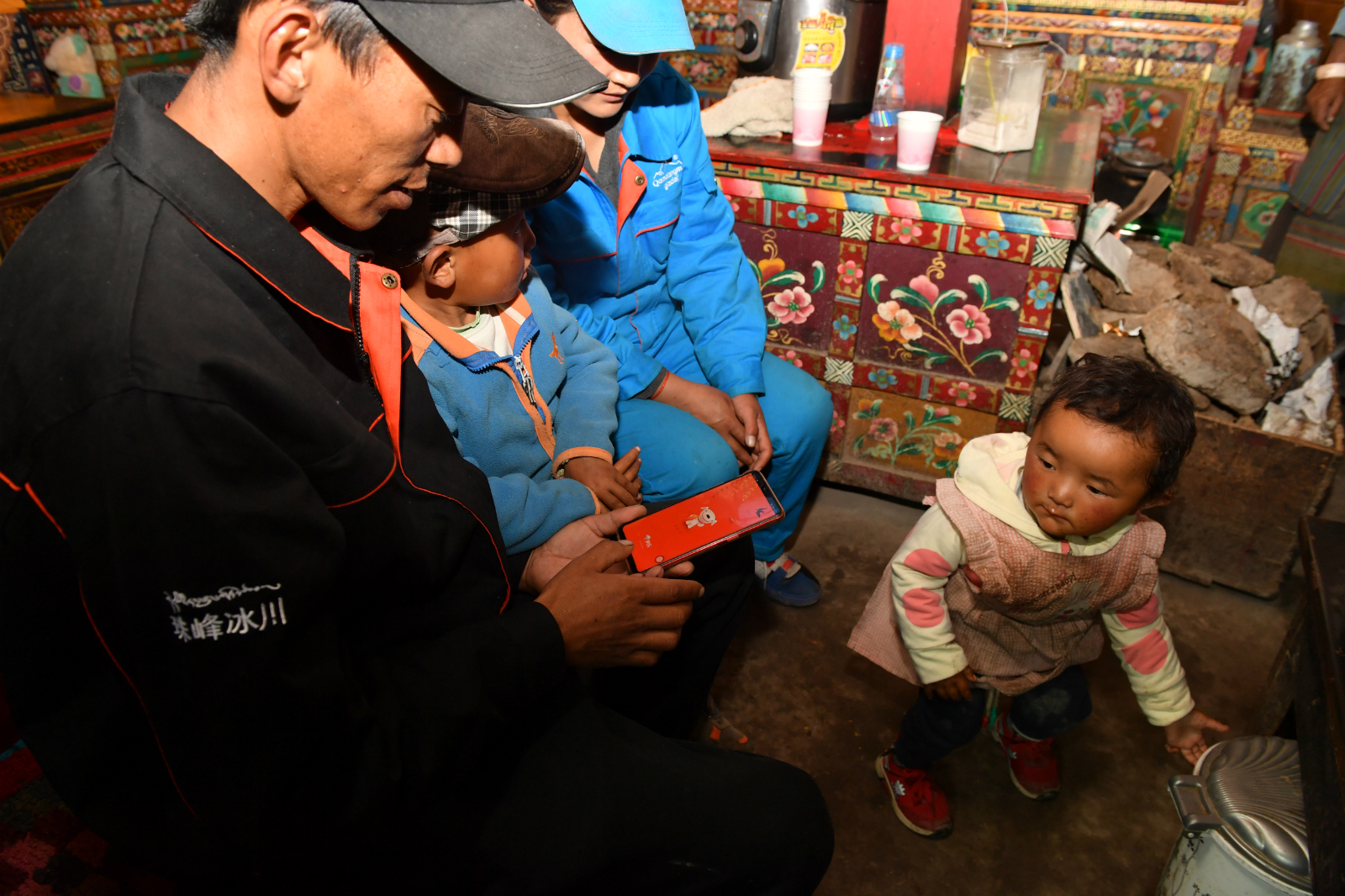 京东又造神话珠峰冰川矿泉水让牧民换房又换车