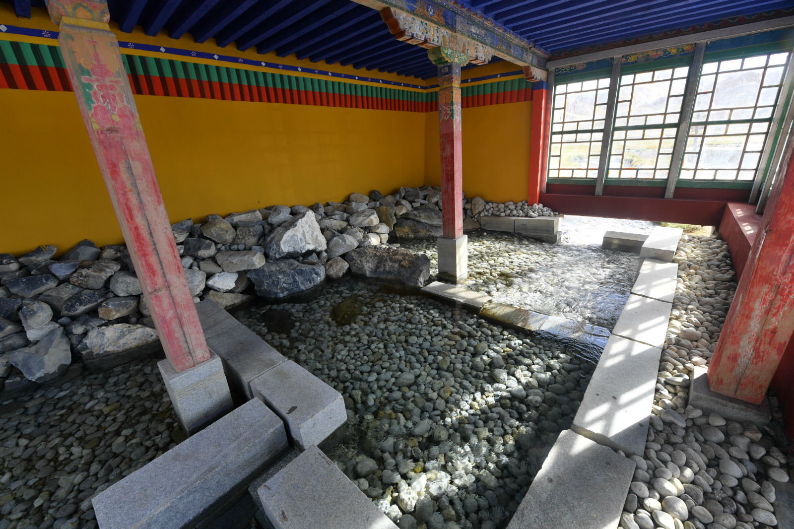 京东又造神话珠峰冰川矿泉水让牧民换房又换车