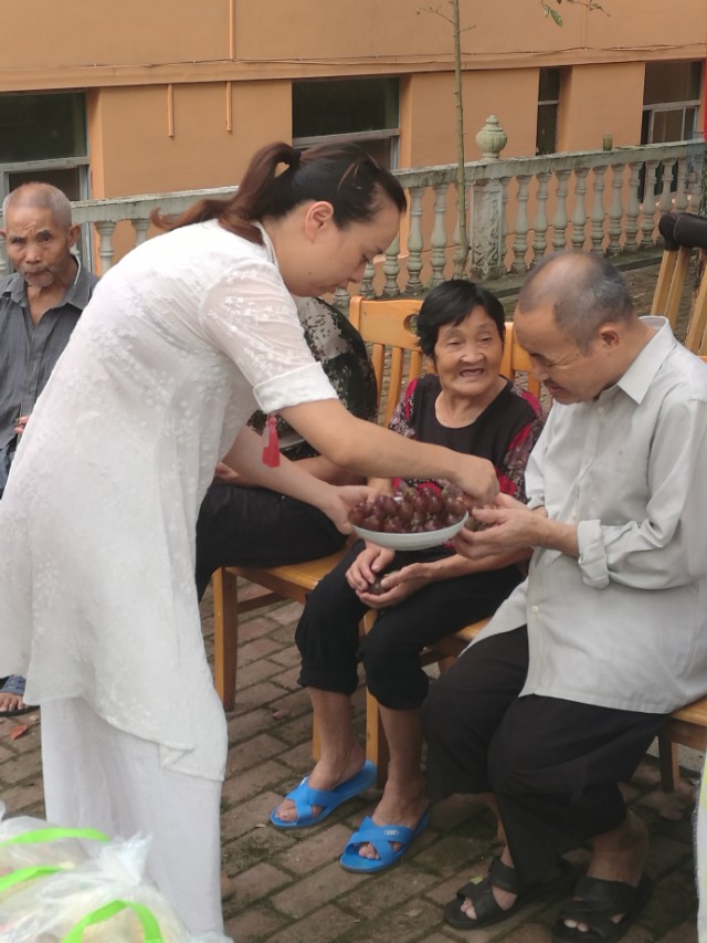 把关爱传递给你最关心的人,对老人最好的关爱是陪伴