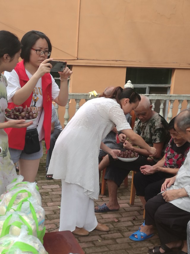 把关爱传递给你最关心的人,对老人最好的关爱是陪伴