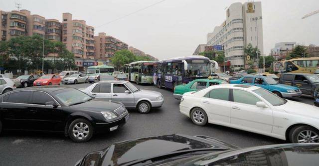 三种闯绿灯行为罚款扣分,闯绿灯算不算违章