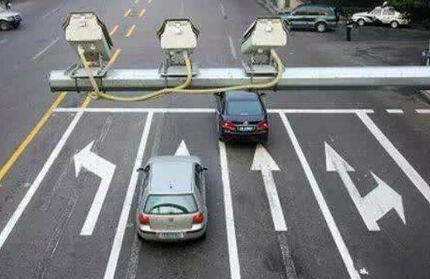 三种闯绿灯行为罚款扣分,闯绿灯算不算违章