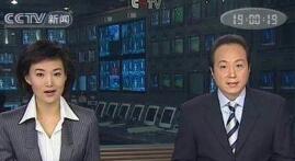 新闻主持人不拍下身原因：女士穿热裤，看到他穿短裤上台我服了！