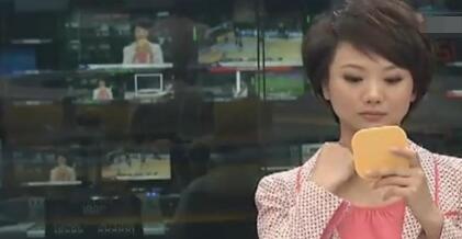 新闻主持人不拍下身原因：女士穿热裤，看到他穿短裤上台我服了！