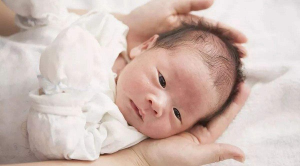 新生儿皮肤过敏症状有哪些,新生儿晒太阳皮肤过敏