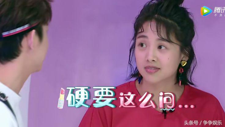 鬼鬼的化妆台很简单，何炅脱口而出4个字，却暴露了她的真实性格