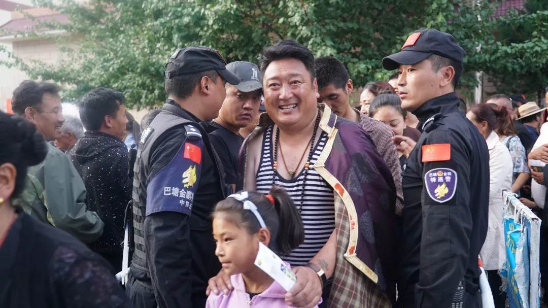 「秋风」巴塘县公安局圆满完成巴塘县“弦歌聆秋”系列活动安保任务