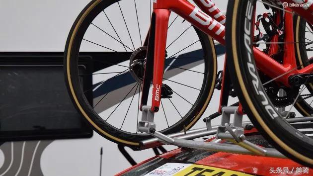 器材盛宴环英国上的车手战车