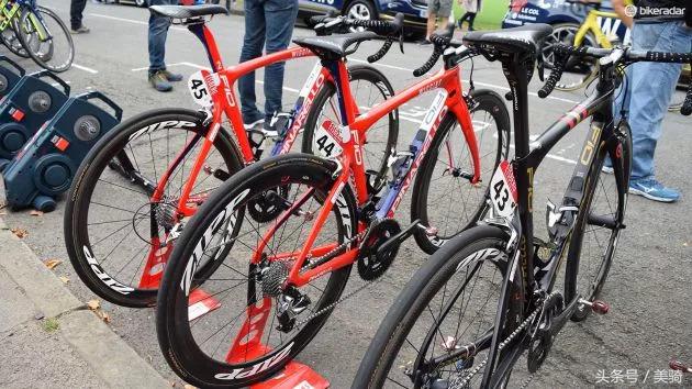 器材盛宴环英国上的车手战车