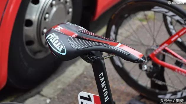 器材盛宴环英国上的车手战车