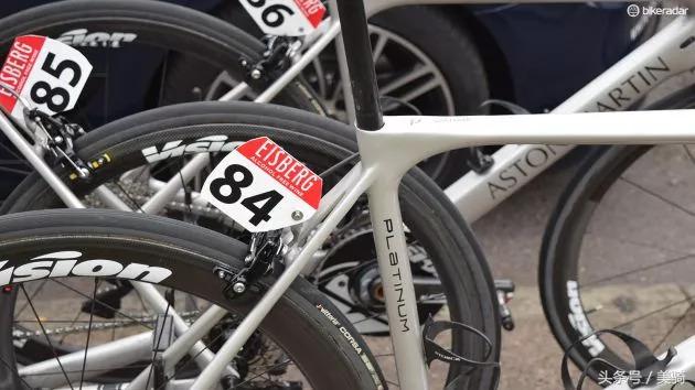 器材盛宴环英国上的车手战车