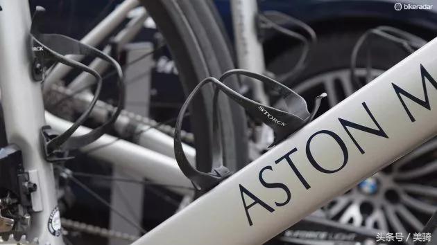 器材盛宴环英国上的车手战车