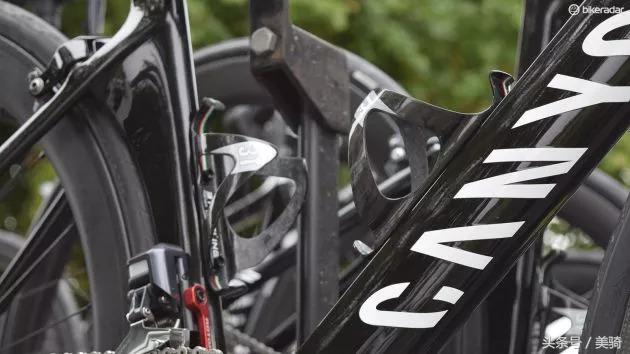 器材盛宴环英国上的车手战车