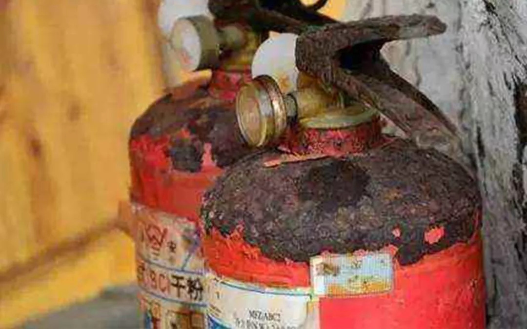 坏了的灭火器可以直接扔吗,灭火器不丢留下什么用