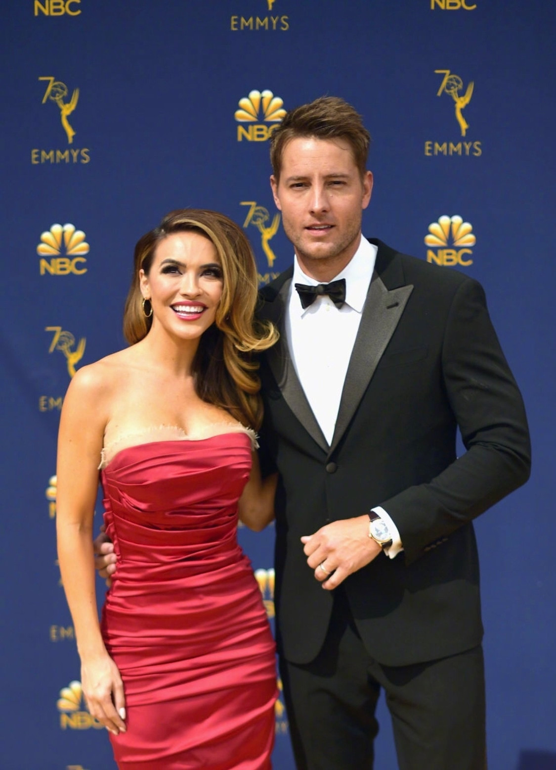 艾美奖红毯夫妻撒糖，短寸“卷福”被摸头，贾斯汀为爱妻助威