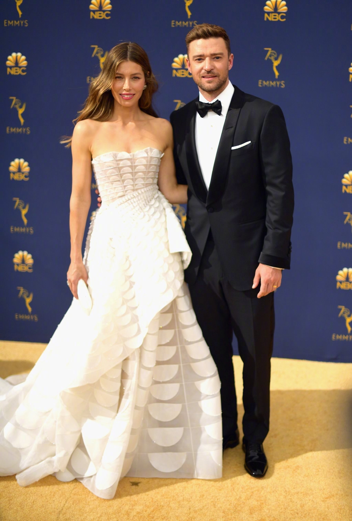 艾美奖红毯夫妻撒糖，短寸“卷福”被摸头，贾斯汀为爱妻助威