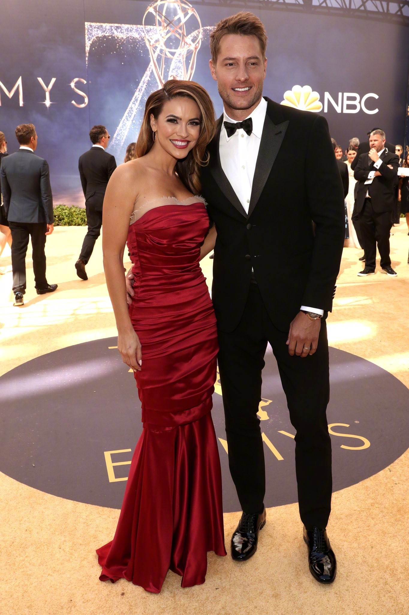 艾美奖红毯夫妻撒糖，短寸“卷福”被摸头，贾斯汀为爱妻助威