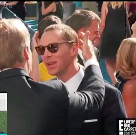 艾美奖红毯夫妻撒糖，短寸“卷福”被摸头，贾斯汀为爱妻助威