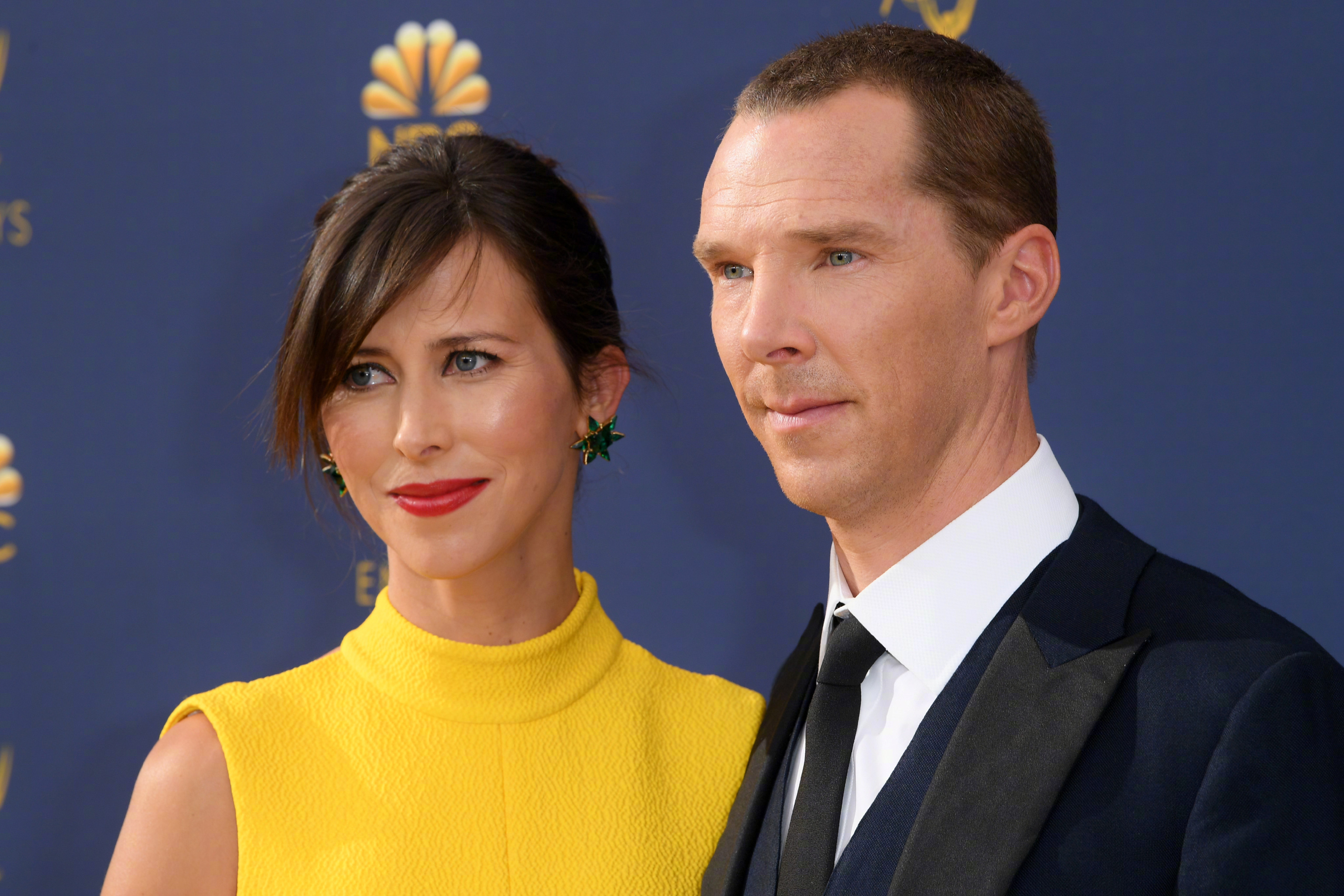 艾美奖红毯夫妻撒糖，短寸“卷福”被摸头，贾斯汀为爱妻助威