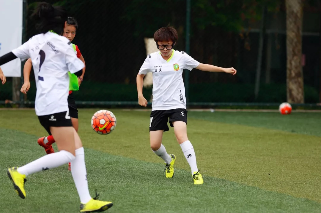 足球课热身游戏四角抢球,足球教练夏令营