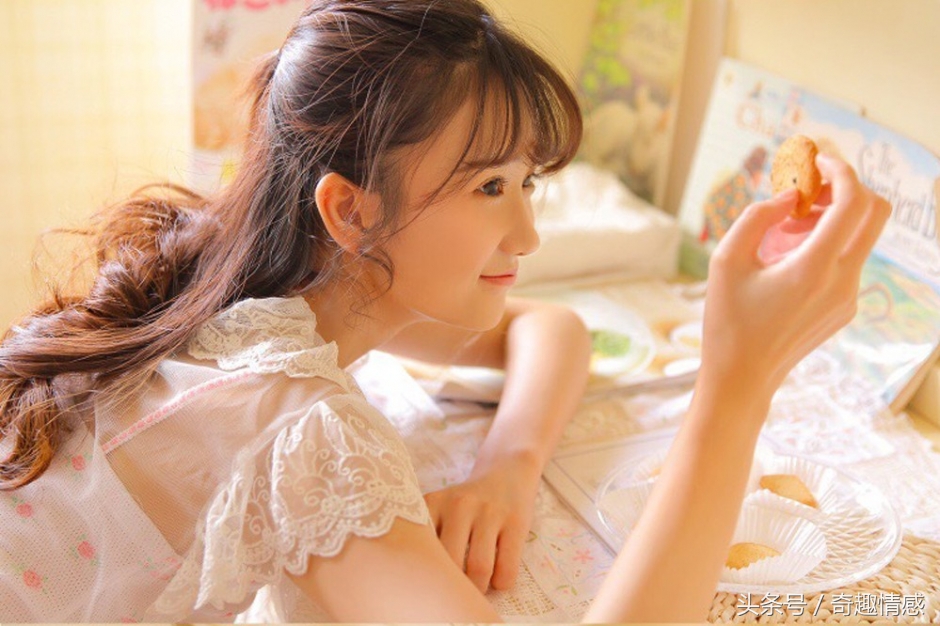 女朋友嫌自己胸小怎么回答,女朋友说胸小怎么回复