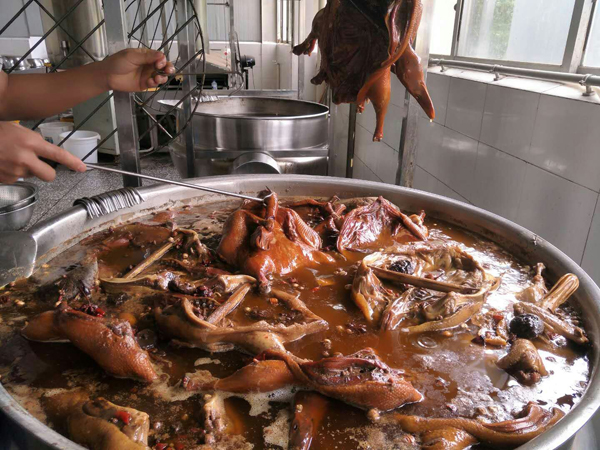 卤菜摊的卤菜怎么保鲜不发黑,卤菜发黑的原因及处理方法