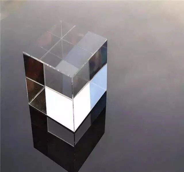 浅谈翡翠的荧光与莹光的区别,什么是翡翠的荧光和起胶