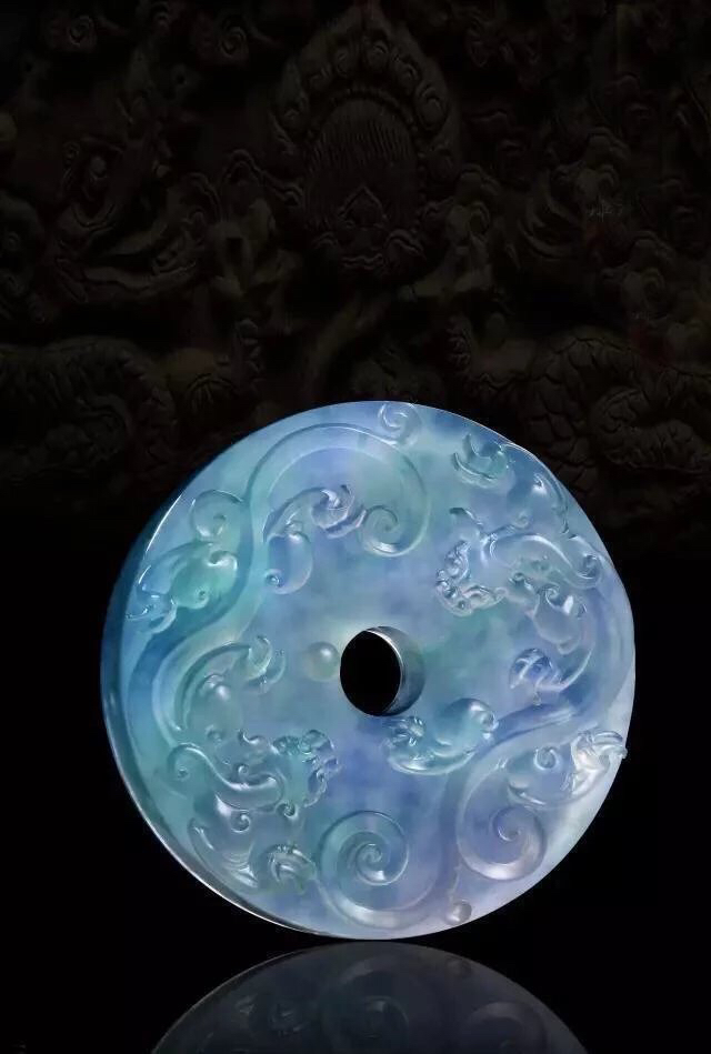 浅谈翡翠的荧光与莹光的区别,什么是翡翠的荧光和起胶