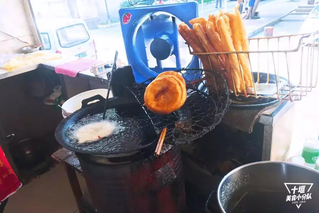 一方天地两柄勺!藏在十堰小区里的这些面窝摊,全靠熟人带路