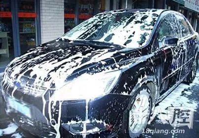 男子用洗衣粉洗车,男子用洗衣粉洗碗