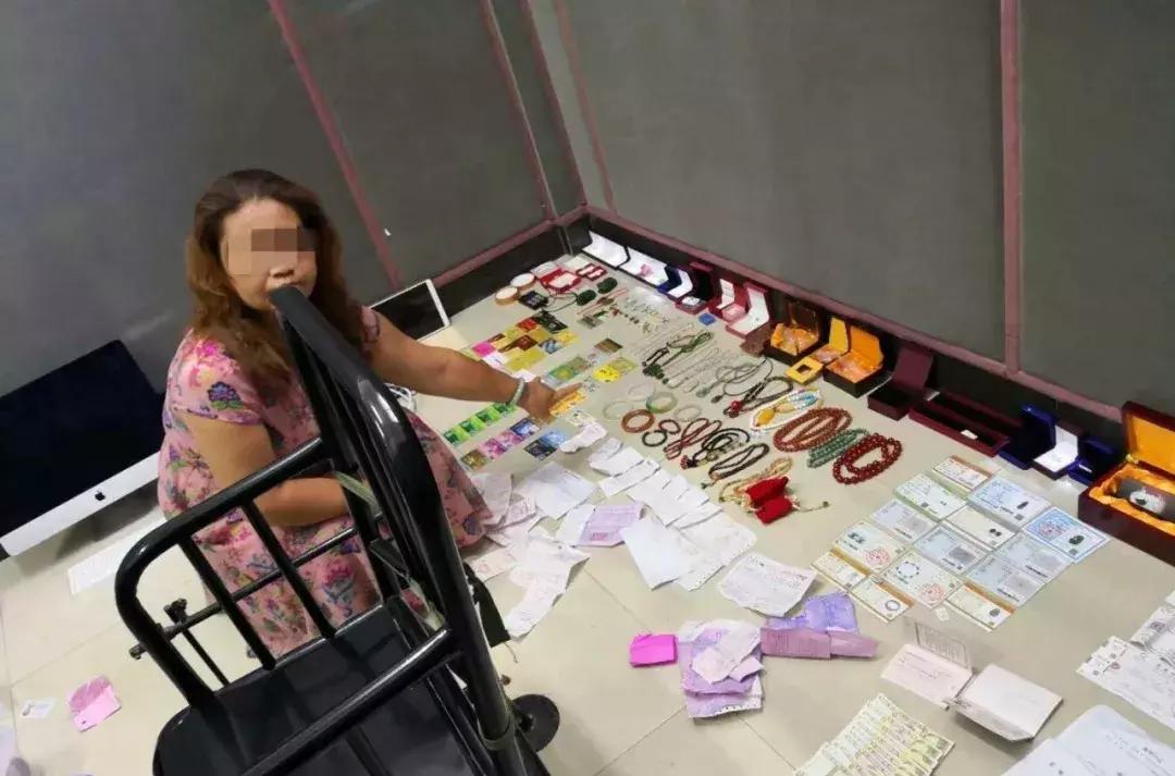 母女相亲4本离婚证,女子无意翻出父母七本离婚结婚证