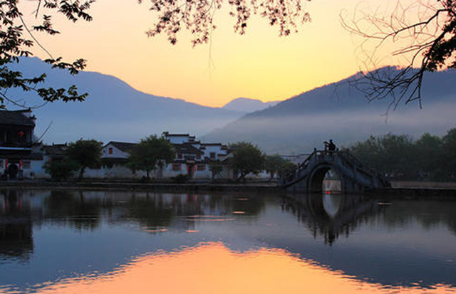 听村民讲家乡话,吃农家饭说农家话睡农家炕