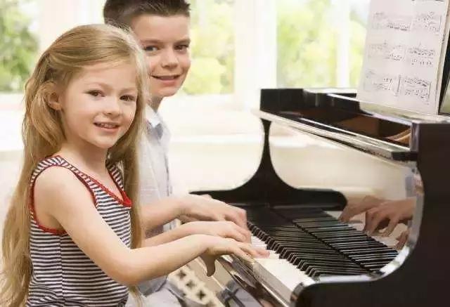 儿童近视7种早期症状,儿童近视的4大早期表现