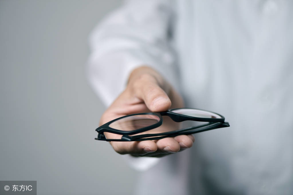 戴眼镜到底多显眼睛小,戴眼镜能不长度数吗