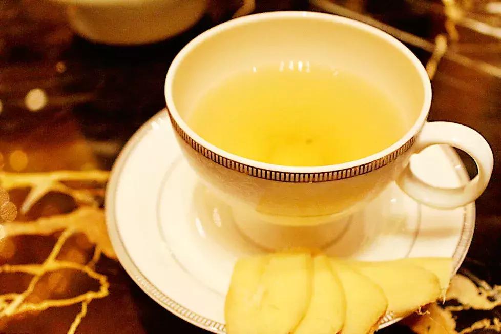 蟹黄味蟹香馥郁入口松脆,蟹黄的肥美鲜香