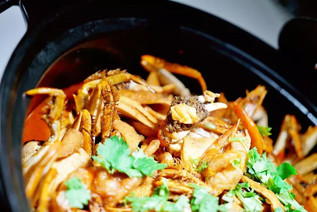 蟹黄味蟹香馥郁入口松脆,蟹黄的肥美鲜香