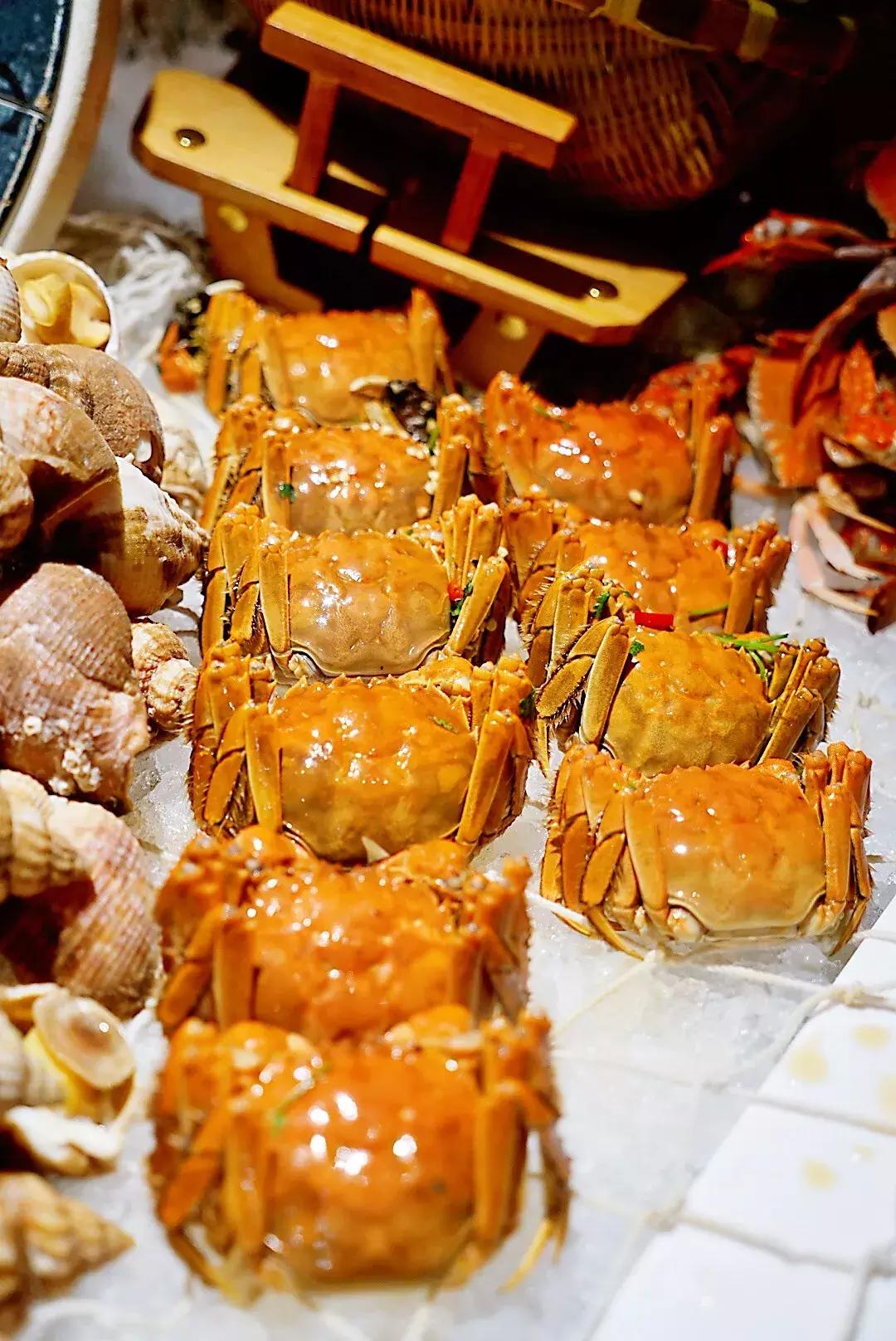 蟹黄味蟹香馥郁入口松脆,蟹黄的肥美鲜香