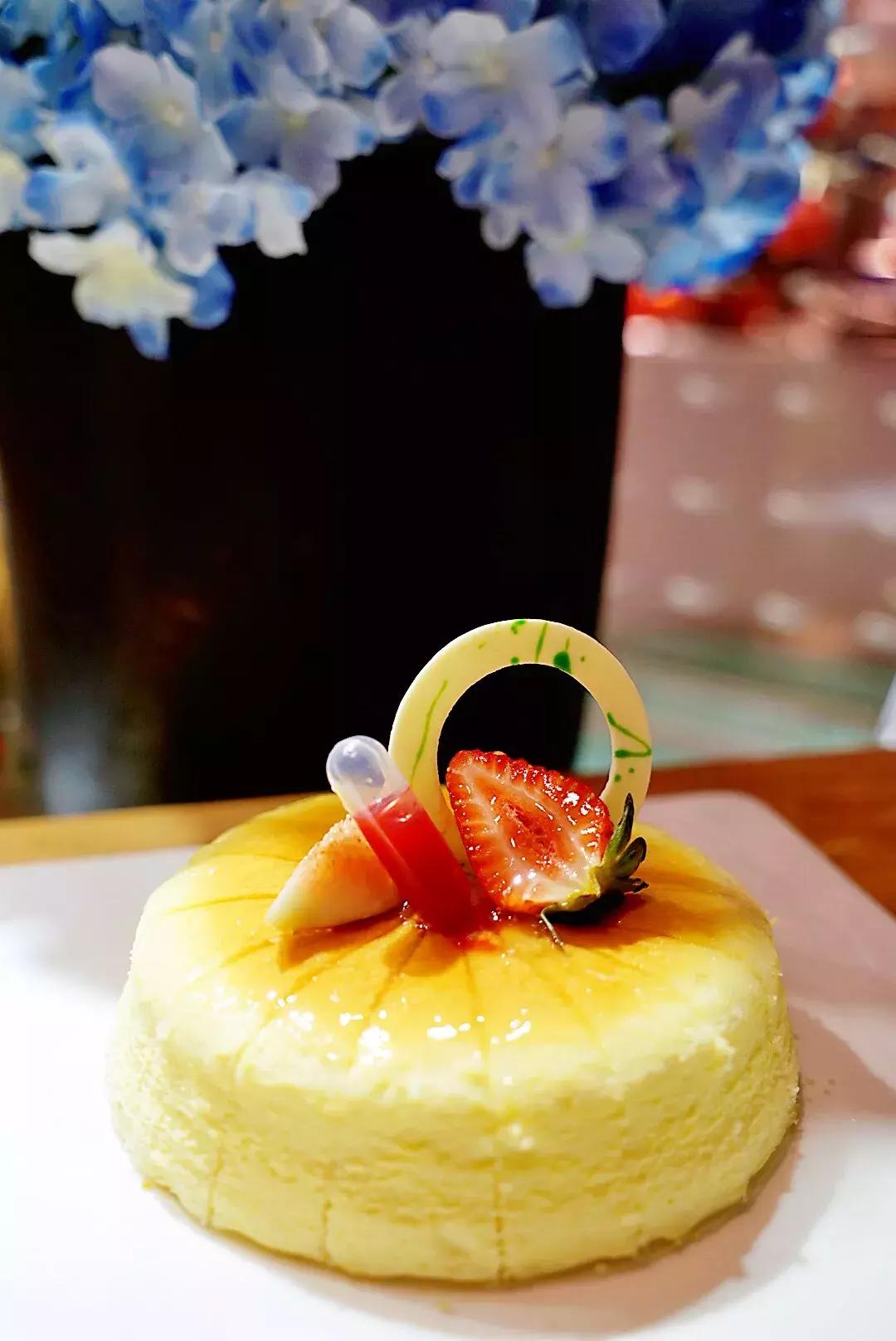 蟹黄味蟹香馥郁入口松脆,蟹黄的肥美鲜香