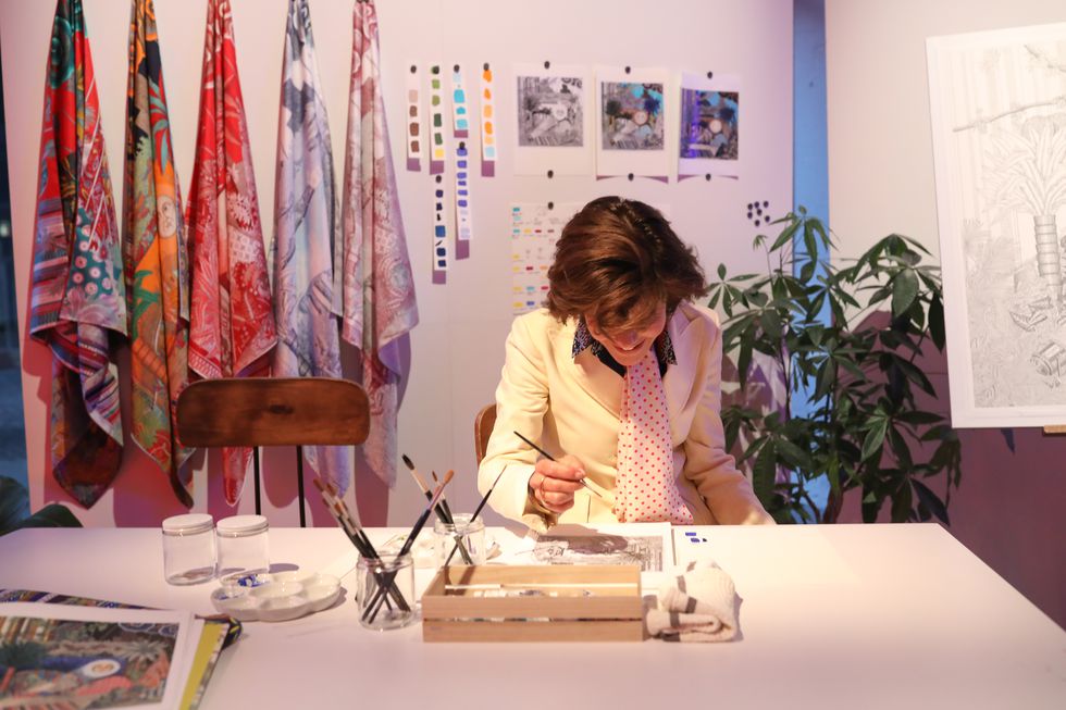 Hermès丝巾为何让全世界女人都着迷?爱马仕丝巾俱乐部给你解答