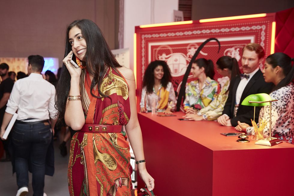 Hermès丝巾为何让全世界女人都着迷?爱马仕丝巾俱乐部给你解答