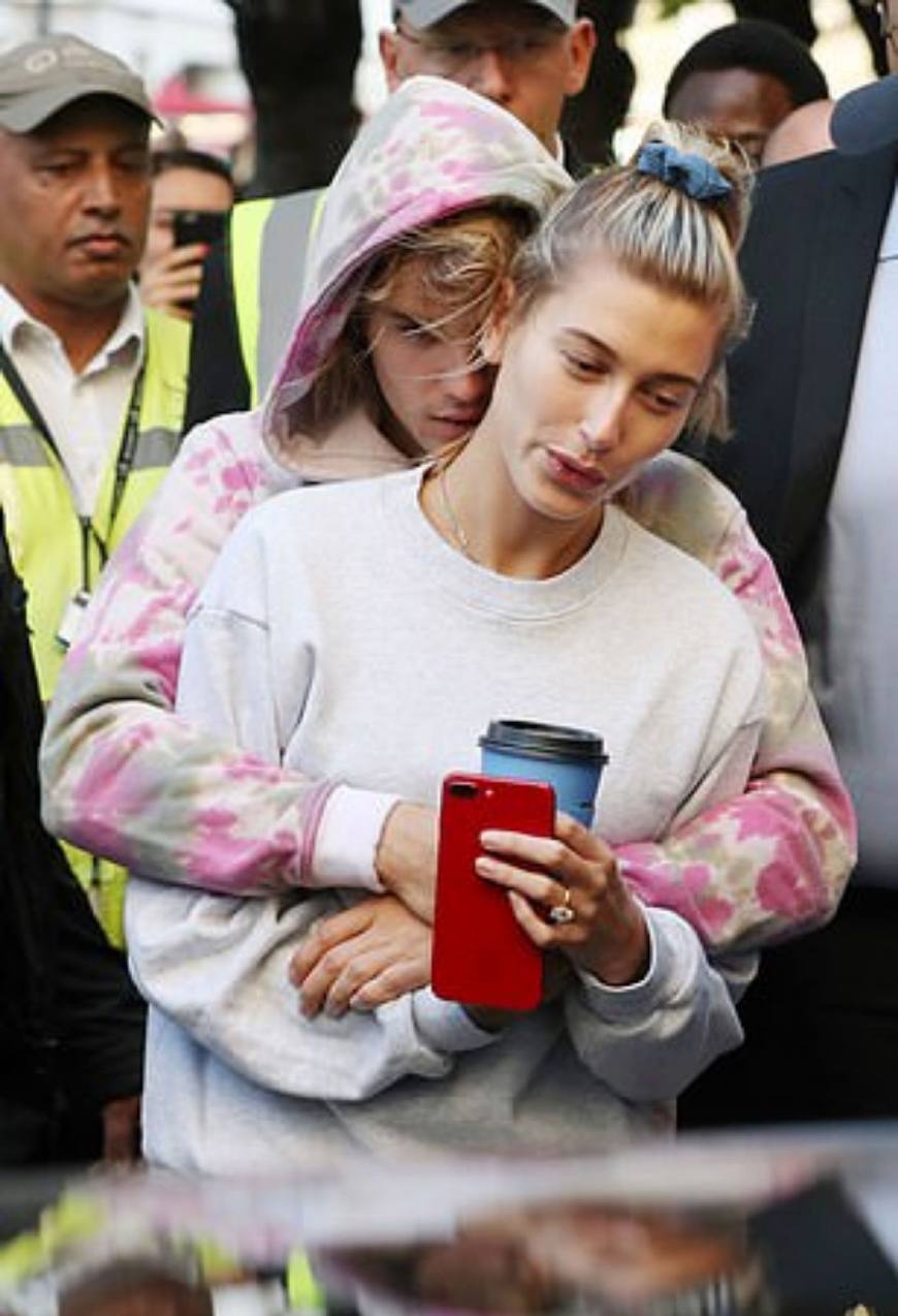 海莉比伯现身洛杉矶街头,比伯最新表演