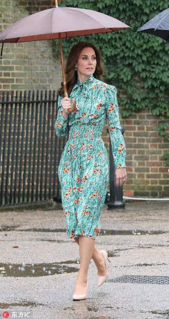 谁说只有优雅女人能穿Prada？现在它早被年轻人抢疯了