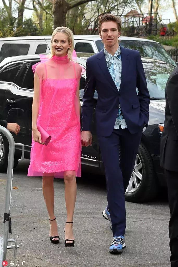 谁说只有优雅女人能穿Prada？现在它早被年轻人抢疯了