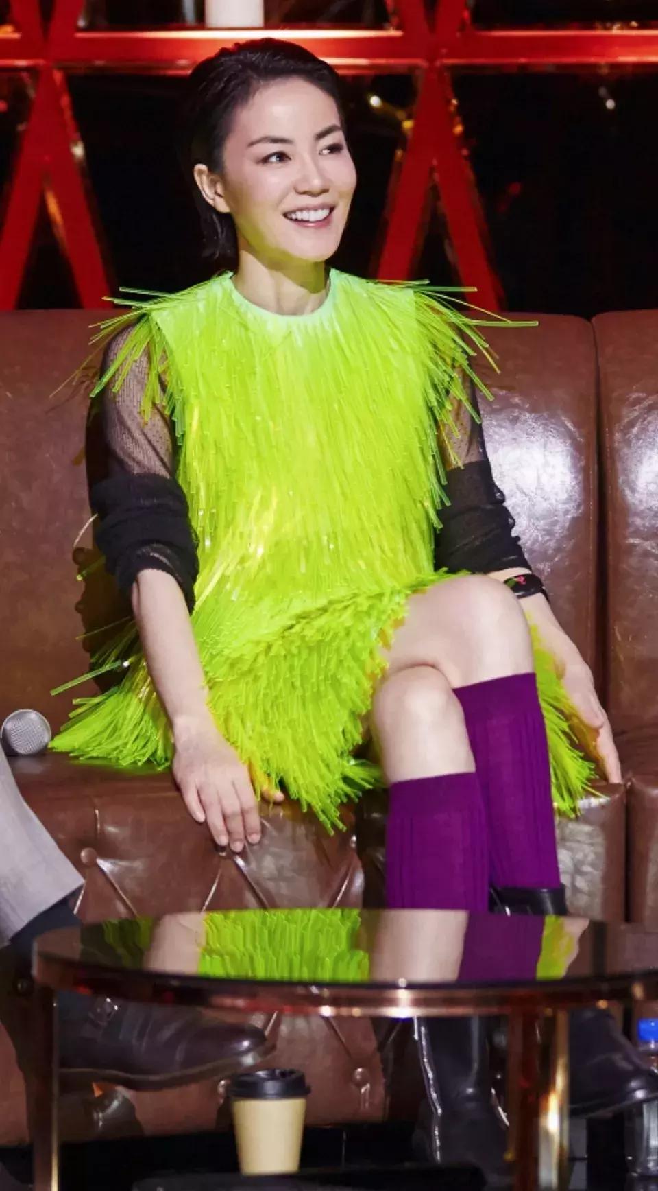 谁说只有优雅女人能穿Prada？现在它早被年轻人抢疯了