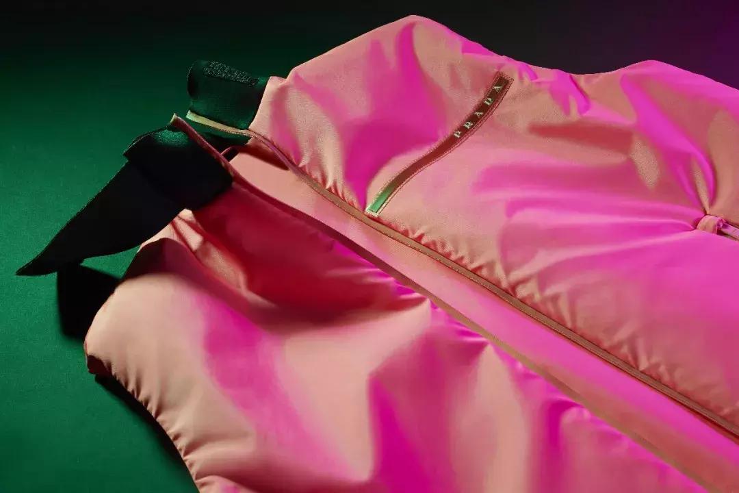 谁说只有优雅女人能穿Prada？现在它早被年轻人抢疯了