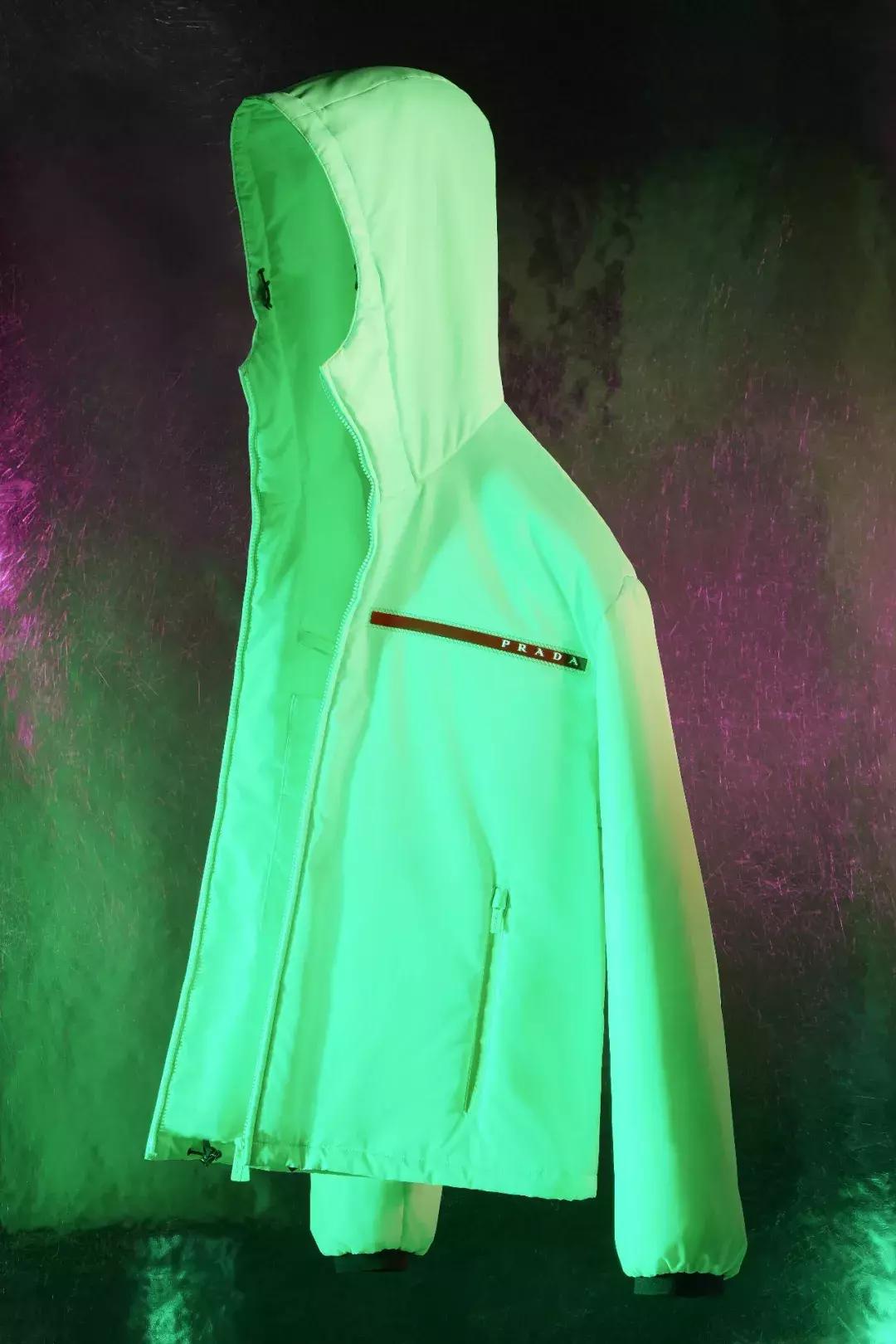 谁说只有优雅女人能穿Prada？现在它早被年轻人抢疯了