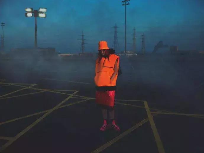 谁说只有优雅女人能穿Prada？现在它早被年轻人抢疯了