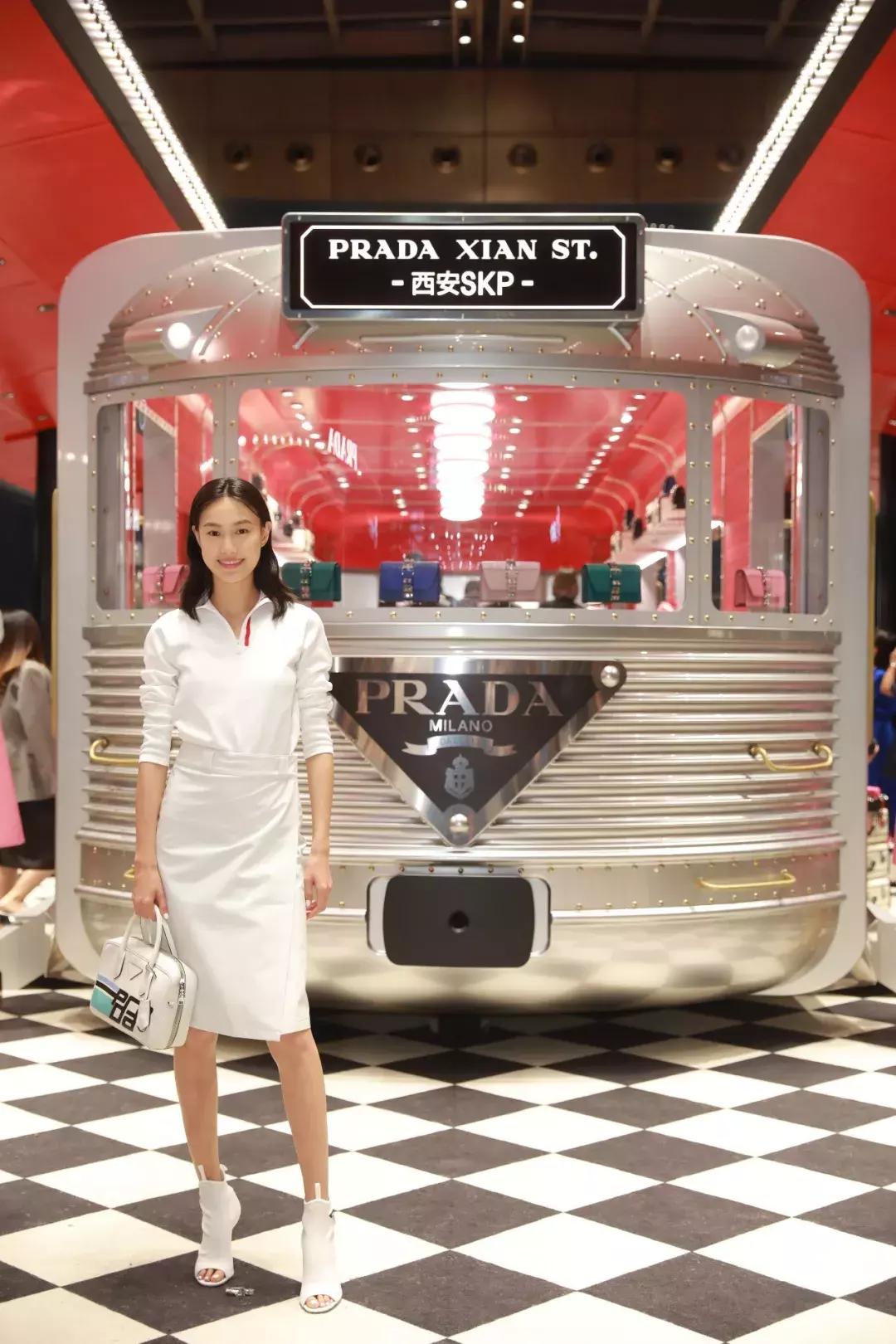 谁说只有优雅女人能穿Prada？现在它早被年轻人抢疯了