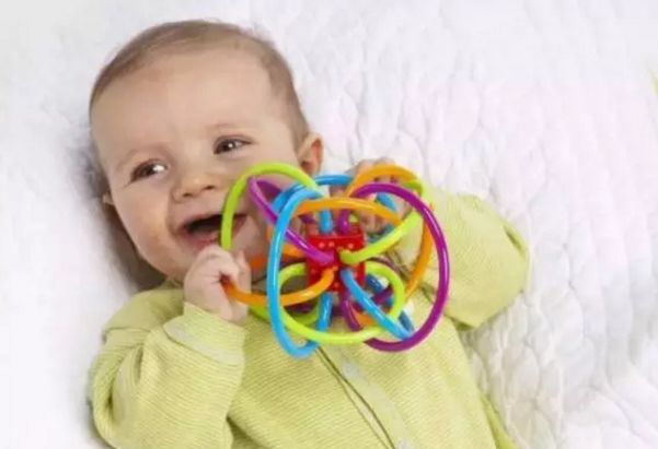 宝宝牙有洞牙痛怎么办,婴儿咬冰牙胶缓解牙痛