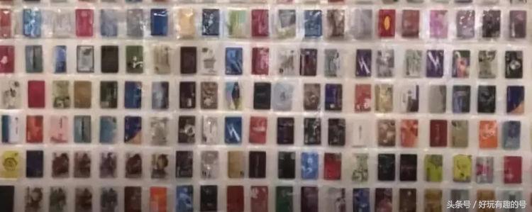 男子靠“捡便宜”省下全家80%生活费！打折卡贴满一面墙……